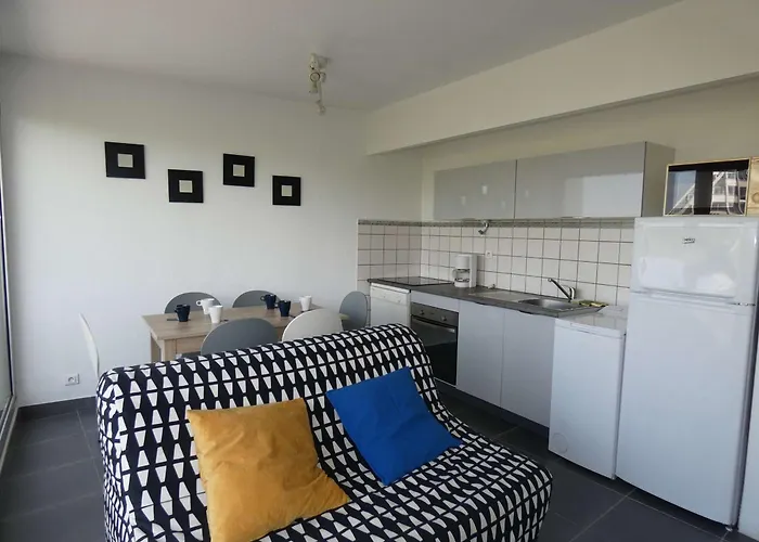 T2 Avec Piscine, Proche Et Commerces, Garage Prive, Quartier Couchant - Fr-1-328-227 Apartment