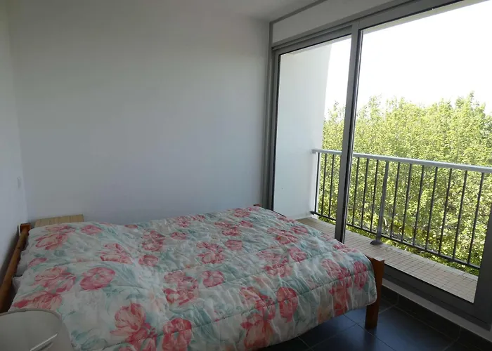 Apartment T2 Avec Piscine, Proche Et Commerces, Garage Prive, Quartier Couchant - Fr-1-328-227 *